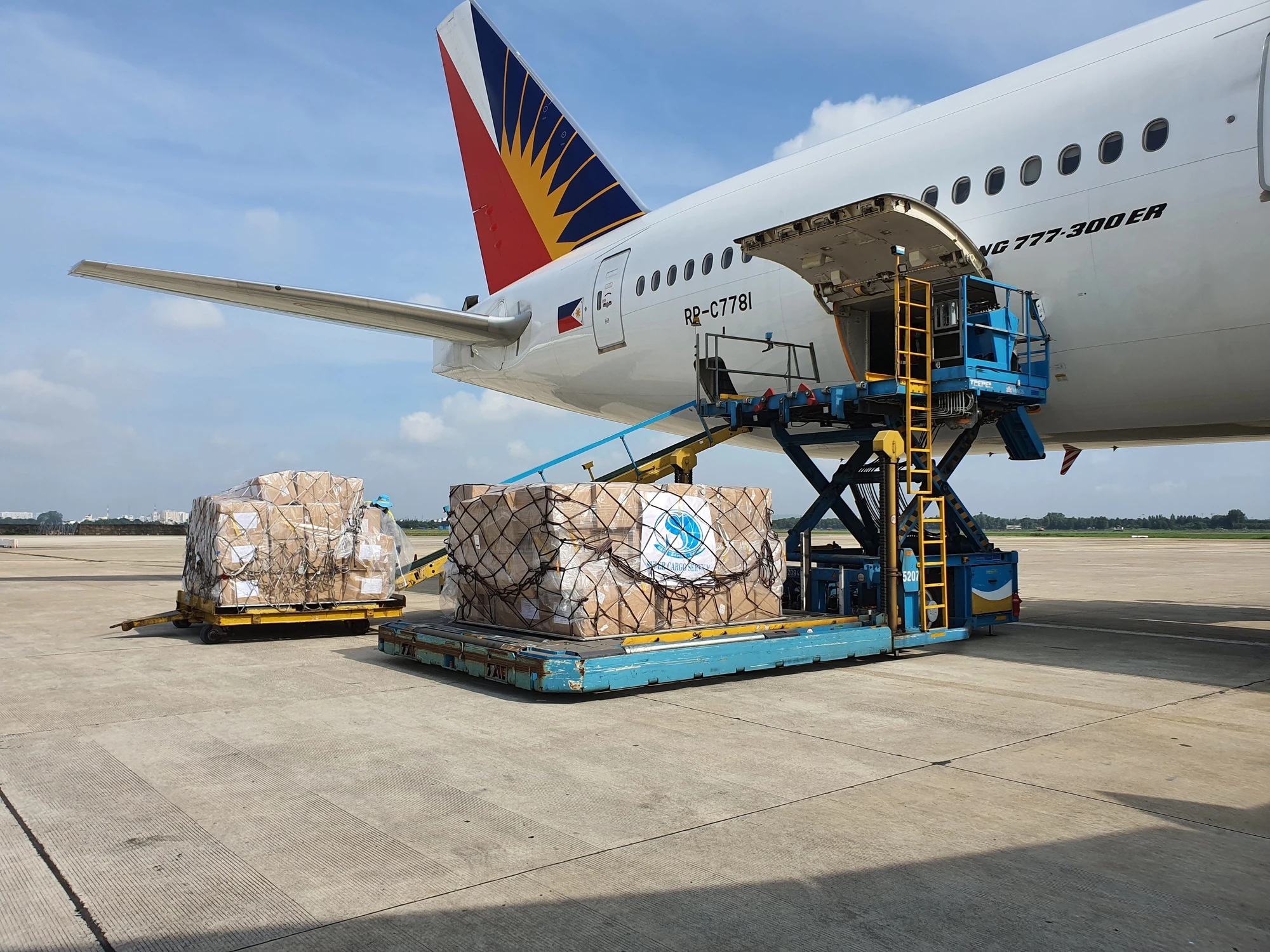 E-commerce parcels at a US warehouse waiting on customs bond and informal entry release
